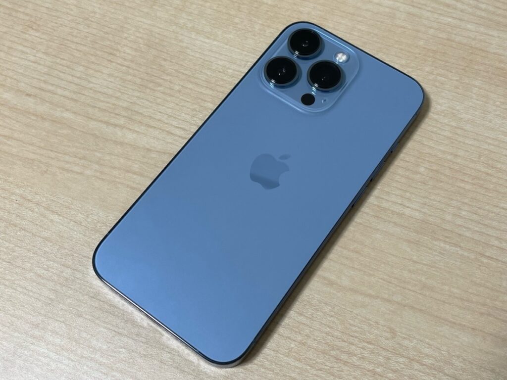 iPhone13 Pro、シエラブルー