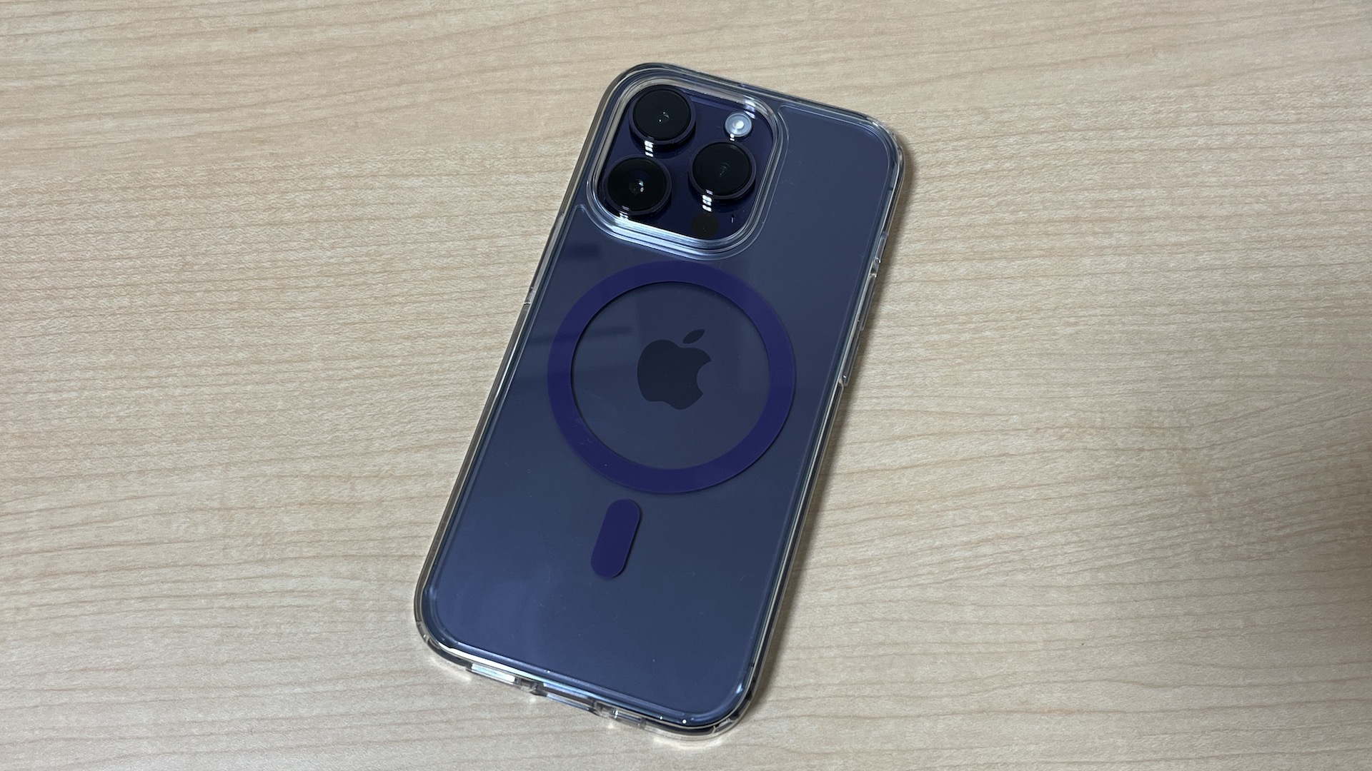 Spigen・iPhone14 Proケース、MagSafe対応ウルトラハイブリッドマグのパープル